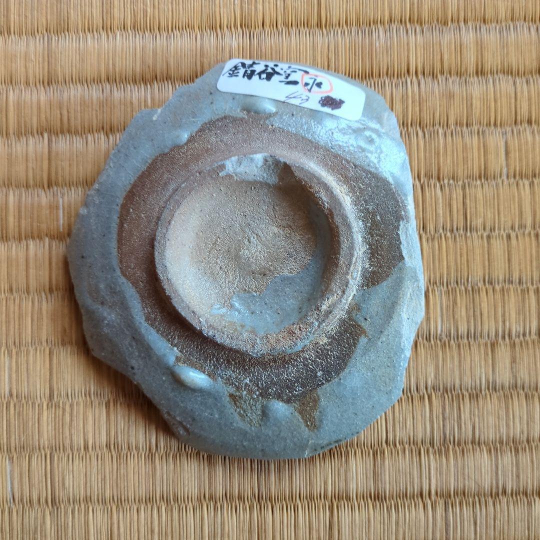 植物模様の灰色陶器皿　古唐津の陶片　錆谷窯発掘品