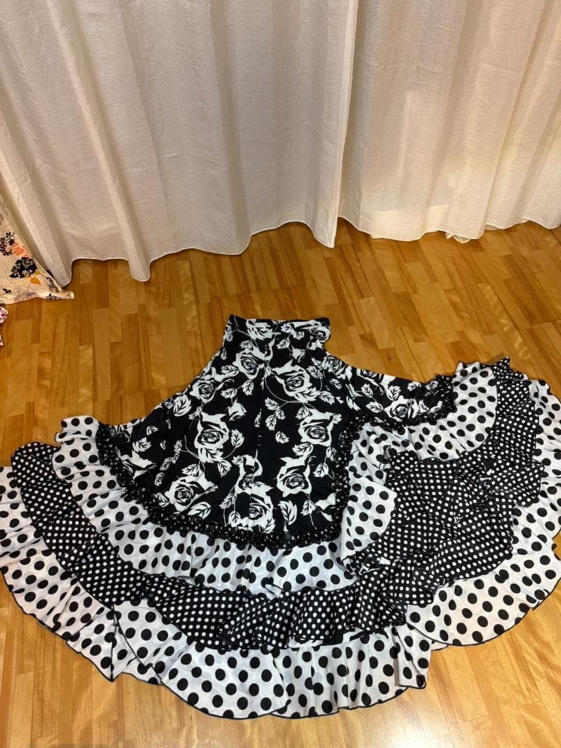 【美品：フラメンコ衣装】 Leirena フラメンコドレス 黒白ドット バラ柄