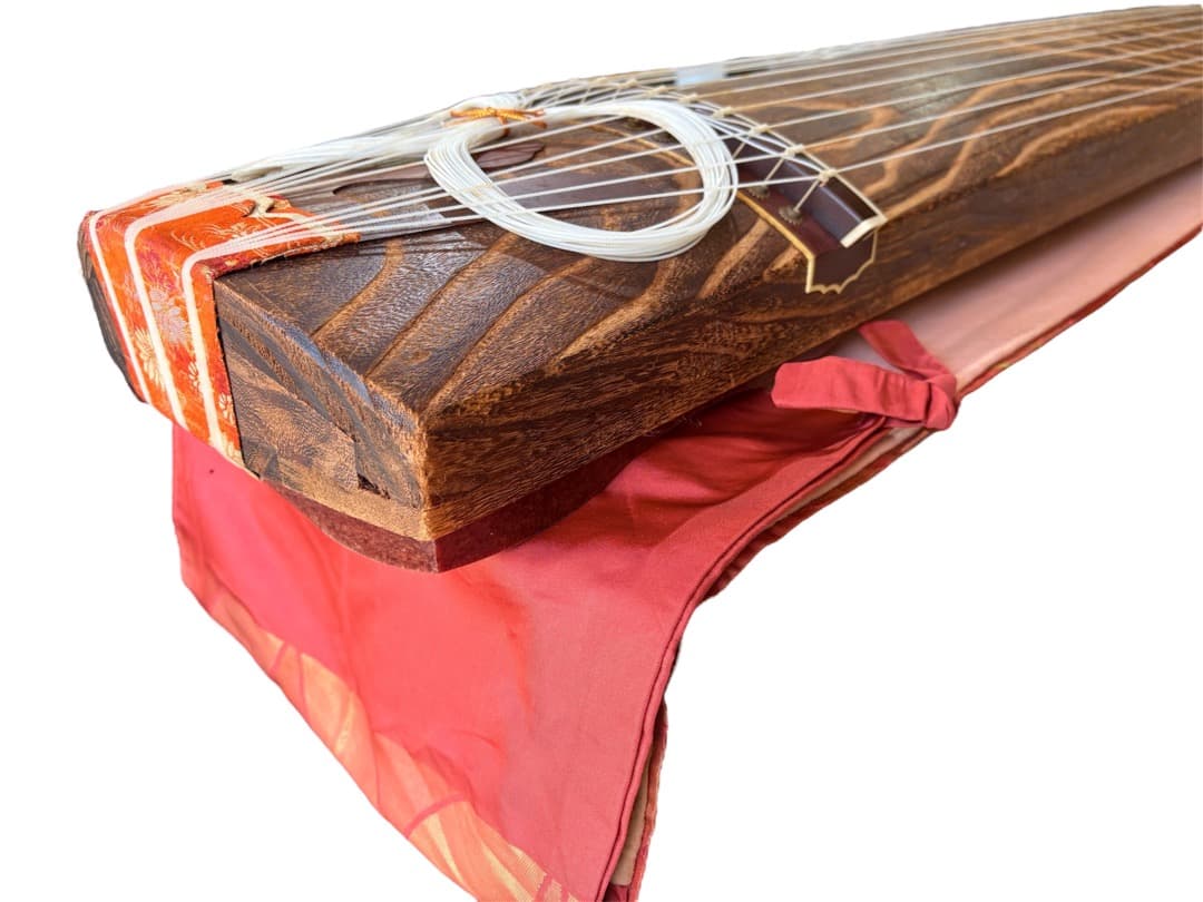 琴　お琴　箏　すだれ彫り　和楽器　13弦　花柄装飾　半上角　柱つき