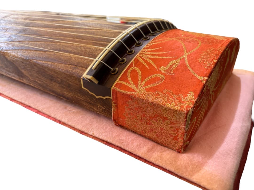琴　お琴　箏　すだれ彫り　和楽器　13弦　花柄装飾　半上角　柱つき