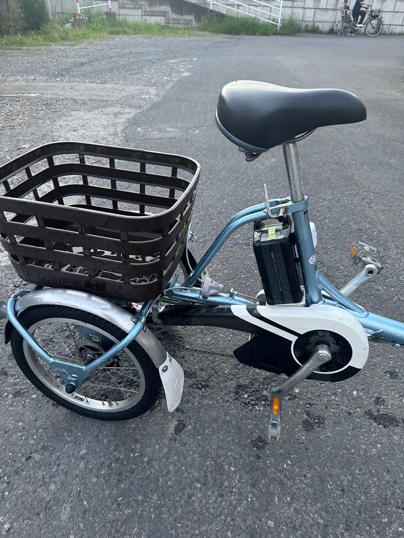 水色の三輪電動アシスト自転車