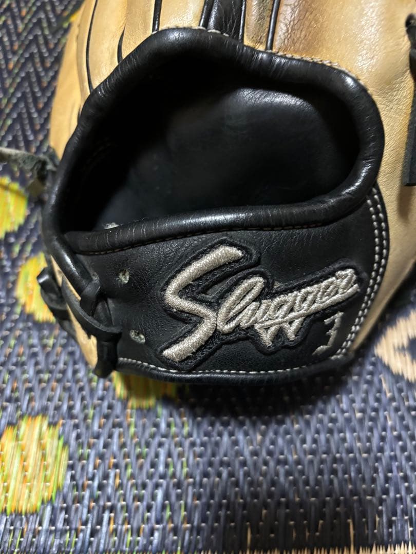Slugger Aggressive 軟式グローブ ベージュ/黒