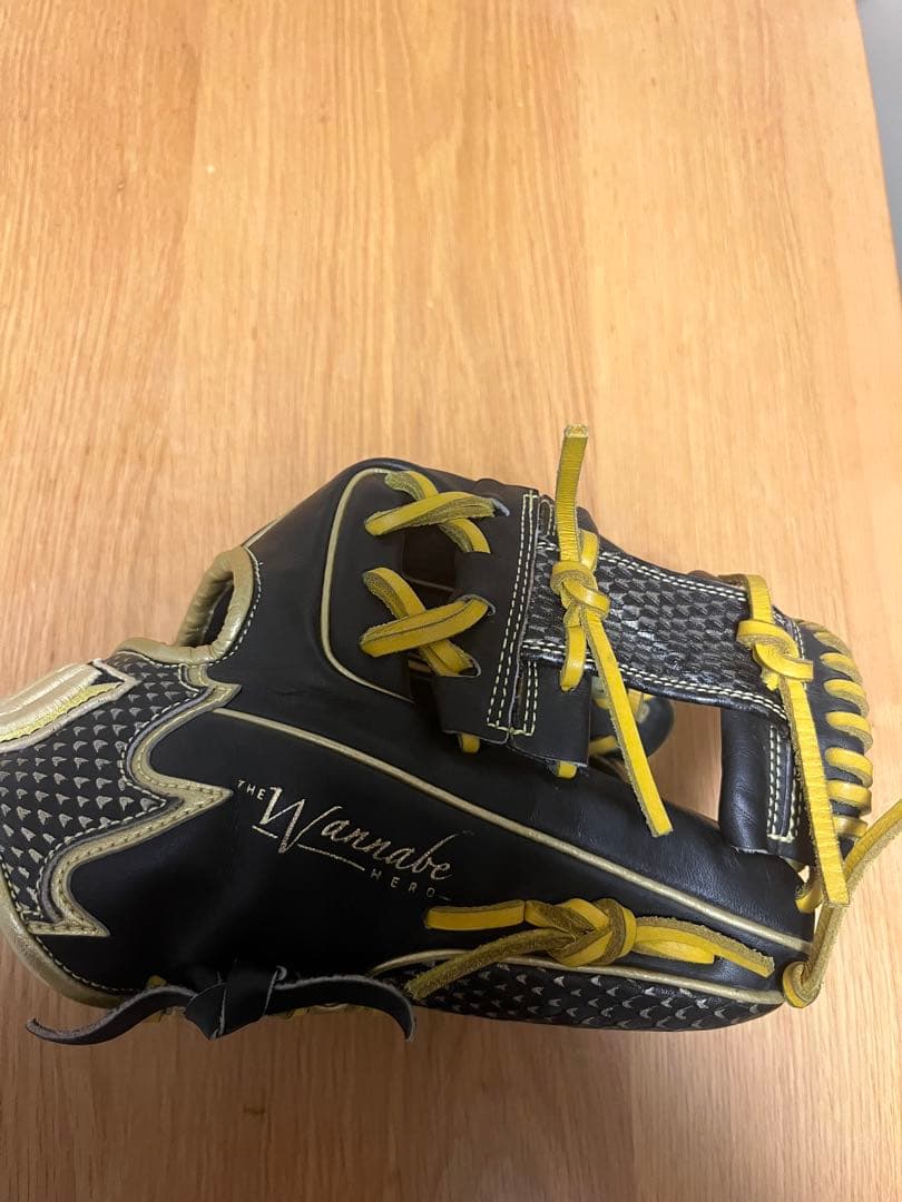 Wilson The Wannabe 硬式グローブ 黒と黄