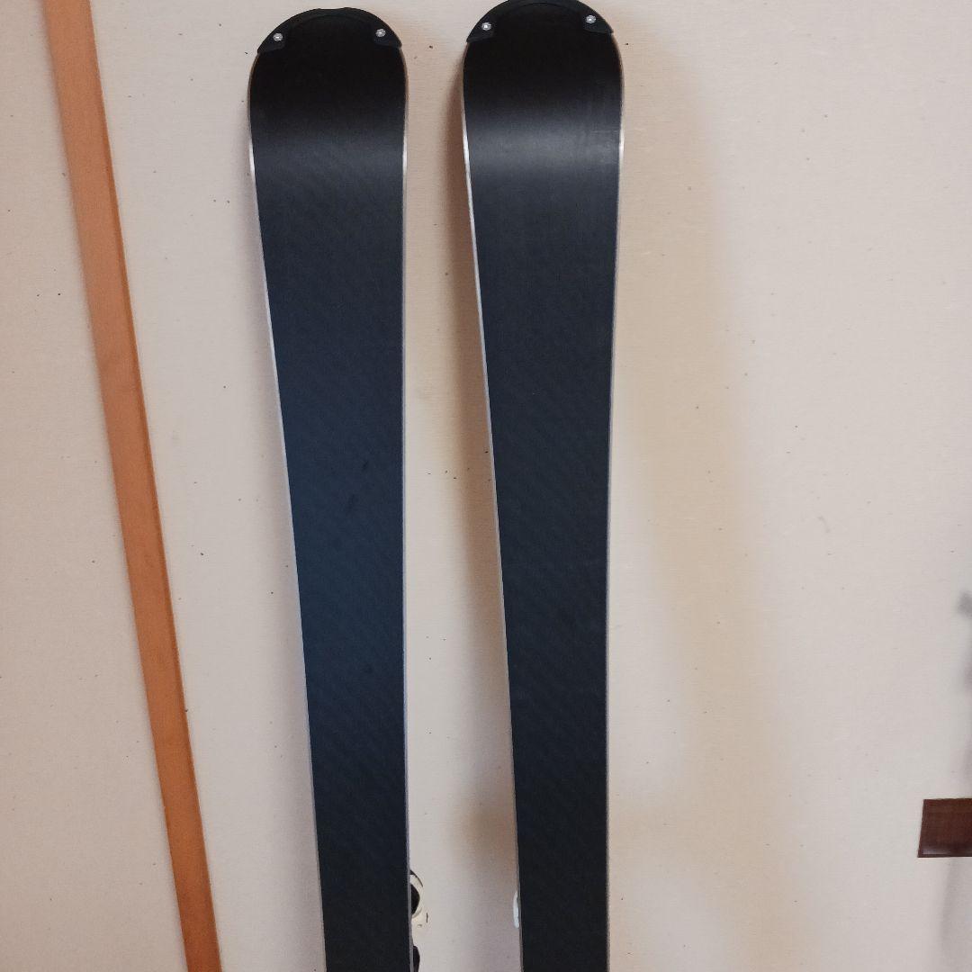 新品のスキー板とストックのセット
