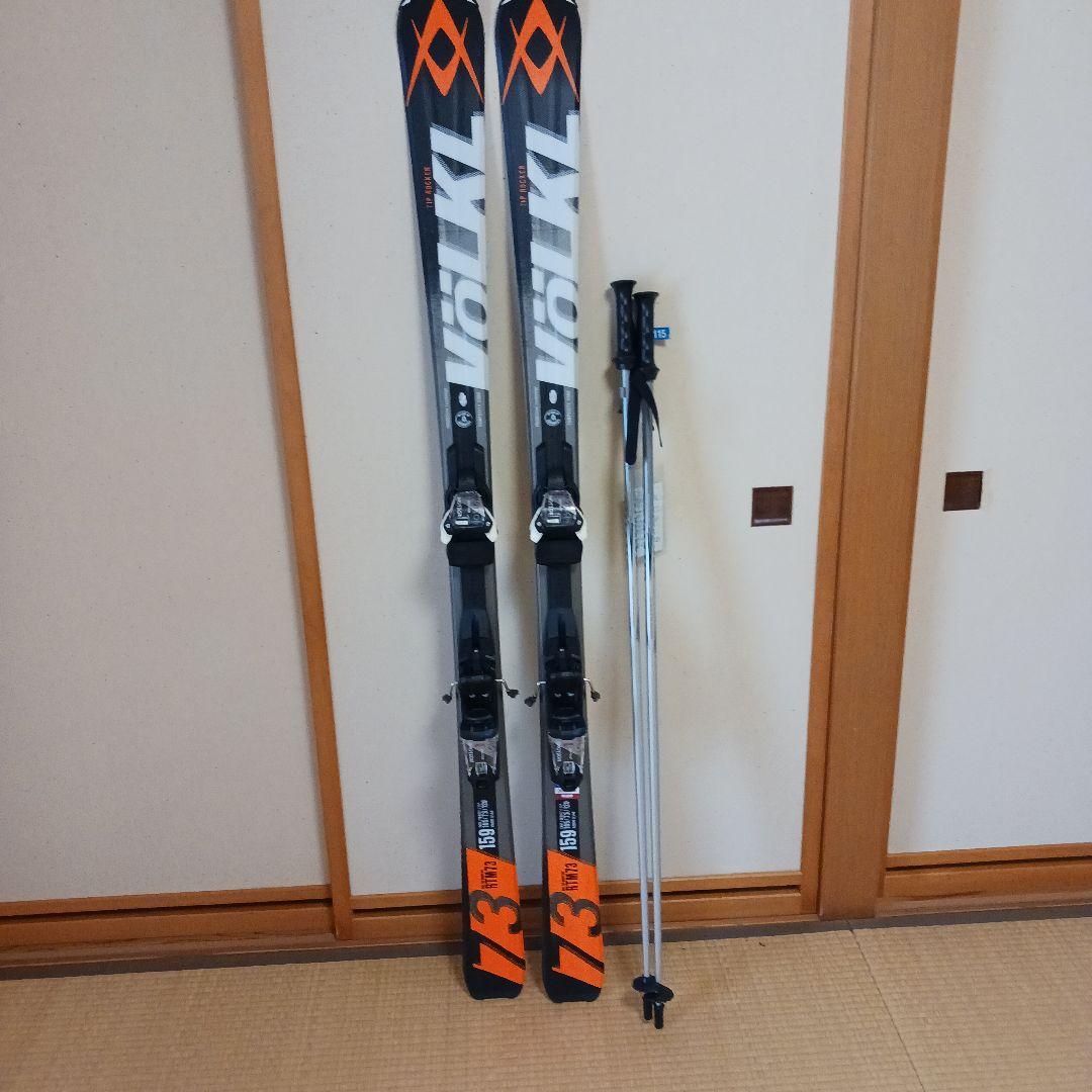 新品のスキー板とストックのセット