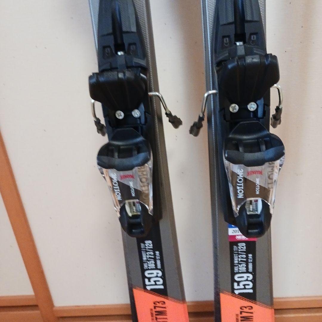 新品のスキー板とストックのセット