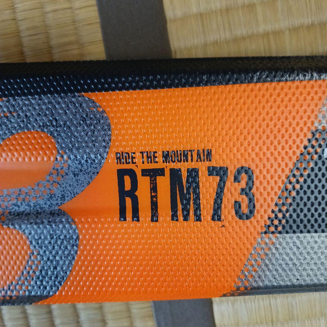 新品のスキー板とストックのセット