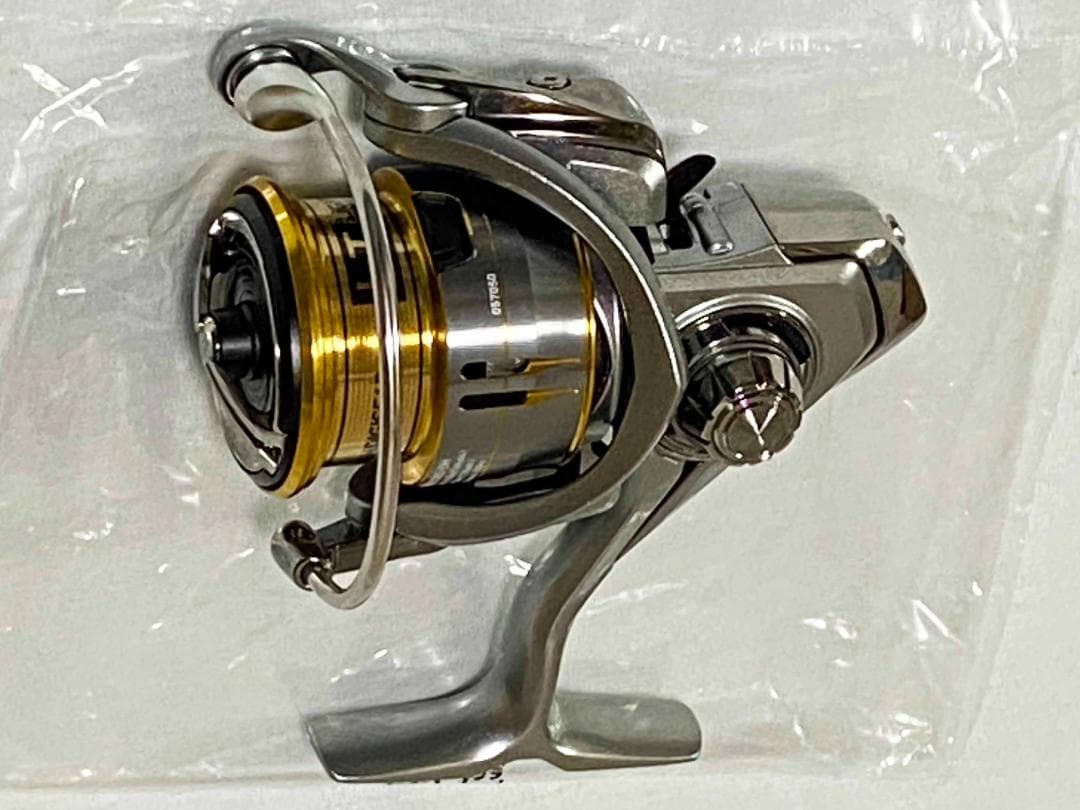 ダイワ　１８フリームス『FREAMS　２５００Ｓ－ＤＨ（ダブルハンドル）』　新品