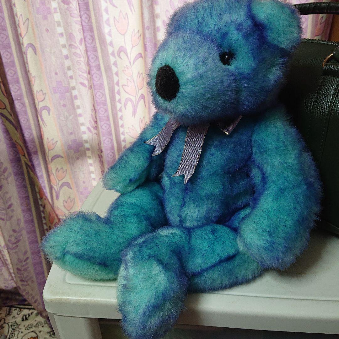 青色と水色のクマのぬいぐるみ