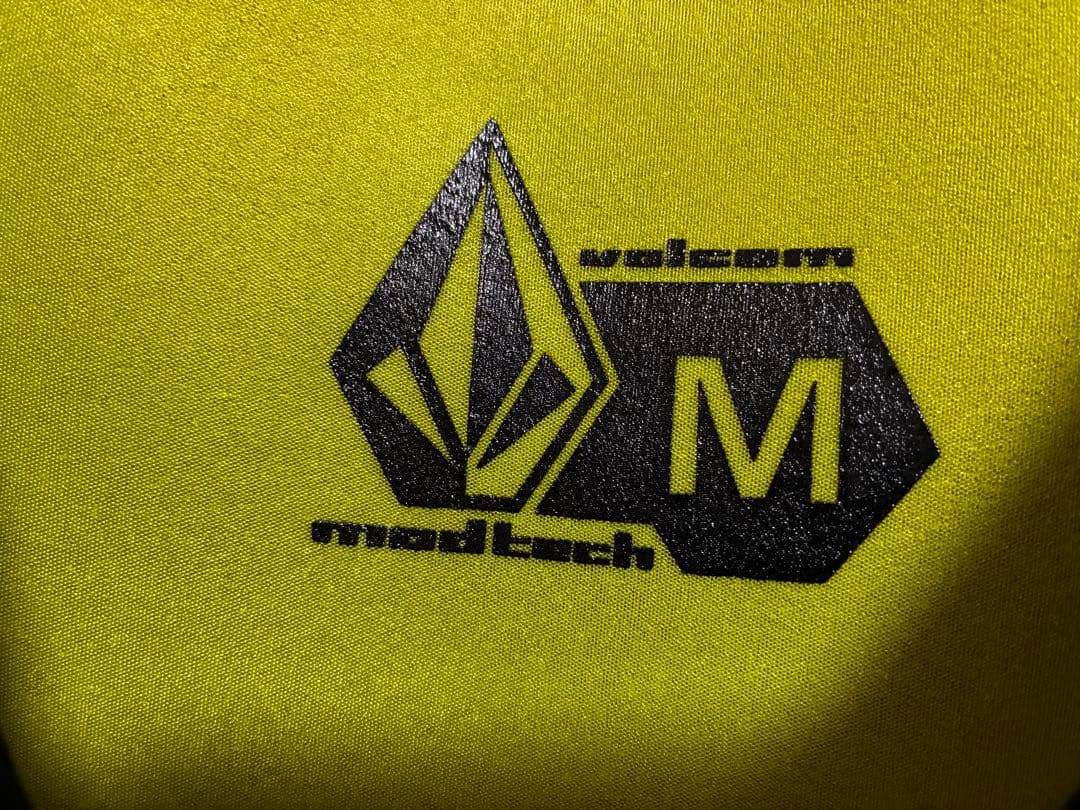 Volcom タッパー Mサイズ 黒/赤/黄