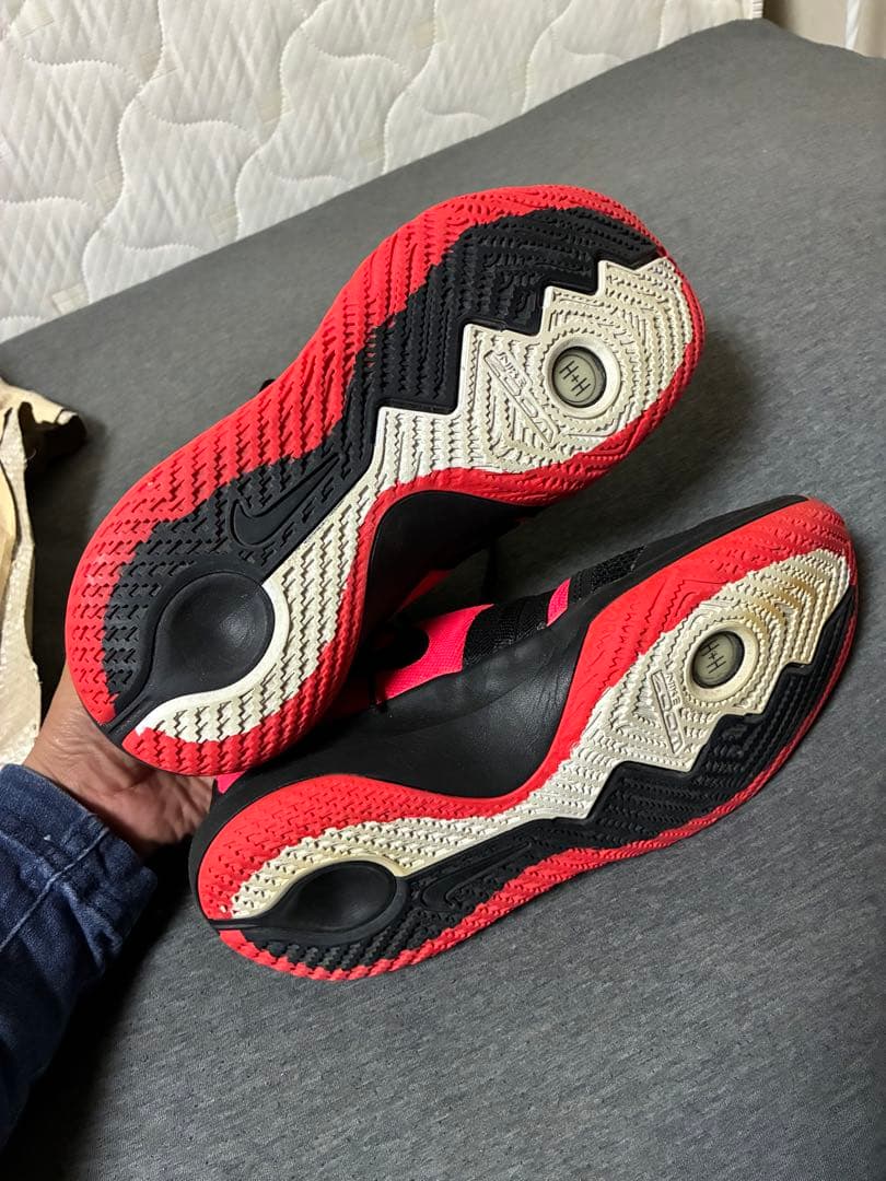 Nike Kyrie バスケットボールシューズ