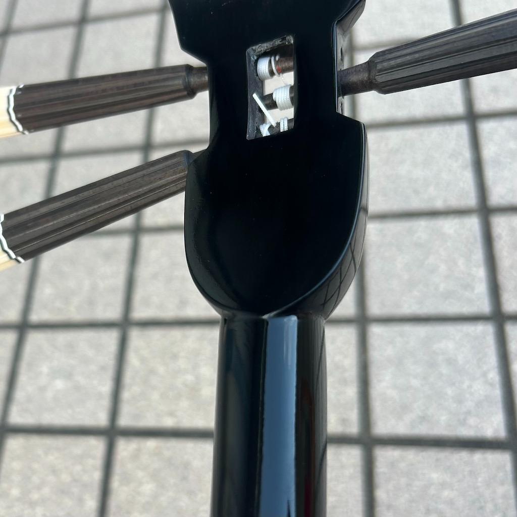 沖縄　三線　新崎型　カミゲン　黒木　本皮一枚張り　黒塗り　伝統工芸士製作