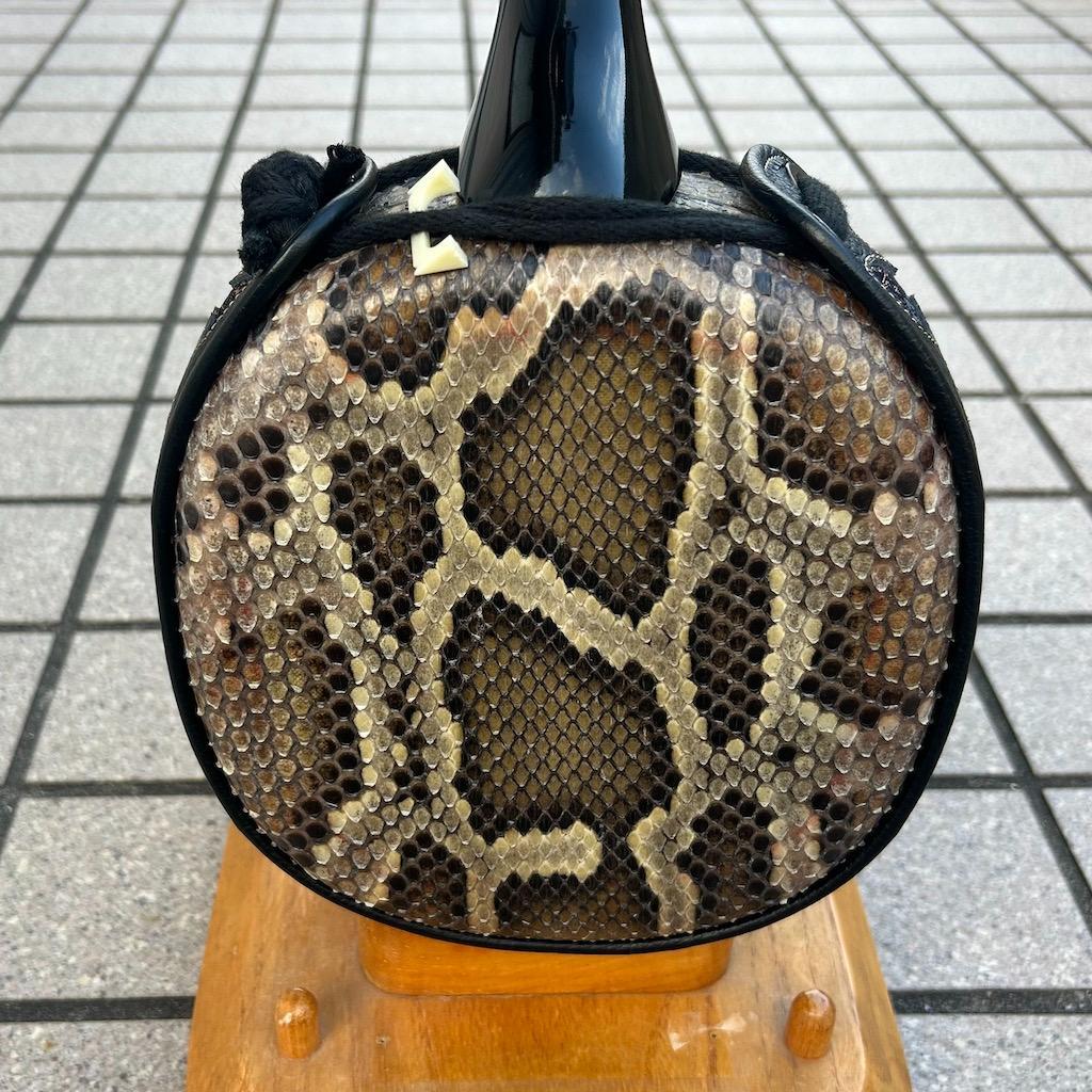沖縄　三線　新崎型　カミゲン　黒木　本皮一枚張り　黒塗り　伝統工芸士製作