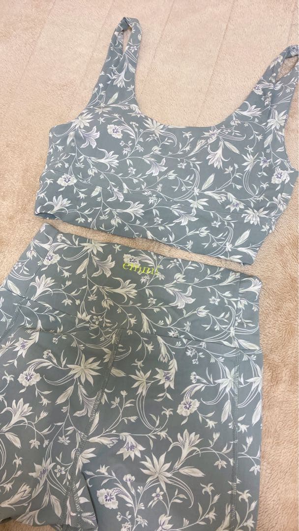 美品◯emmi yoga◯ヨガウェア◯上下セット◯花柄◯ピラティス◯スポーツ