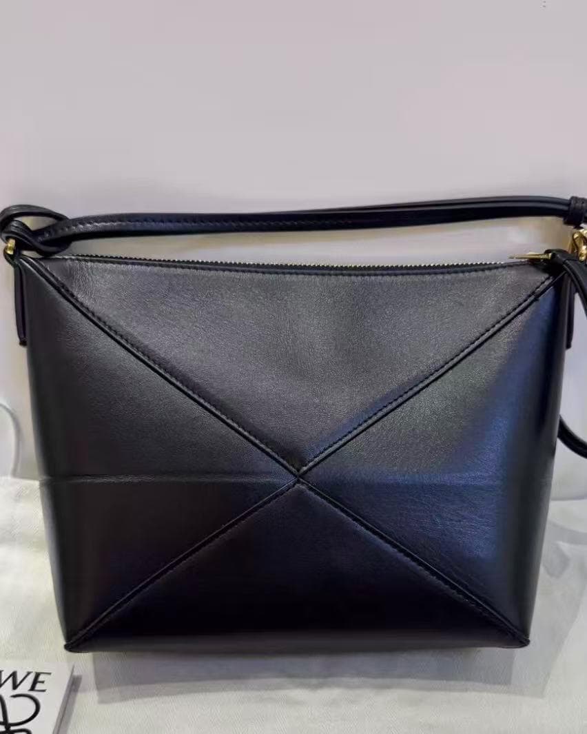 LOEWE ブラックレザー クロスボディバッグ~~~