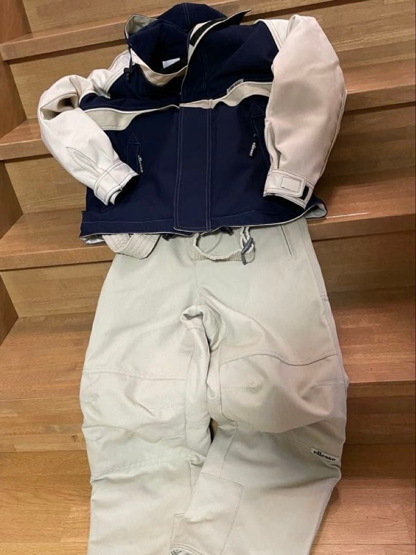 エレッセellesse 女性用スノボーウェア ネイビーとベージュ上下セット