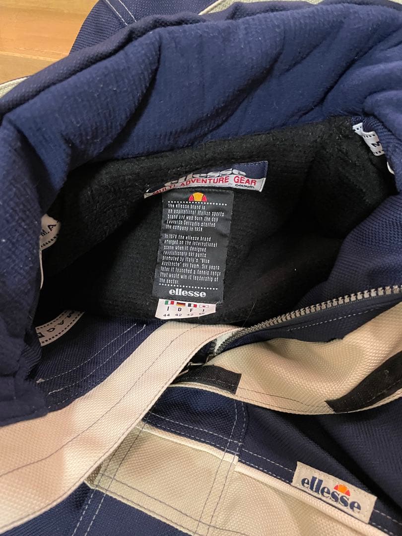 エレッセellesse 女性用スノボーウェア ネイビーとベージュ上下セット