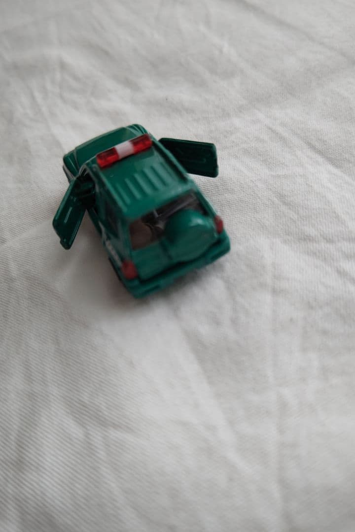 トミカ 緑色の警察車両ミニカー