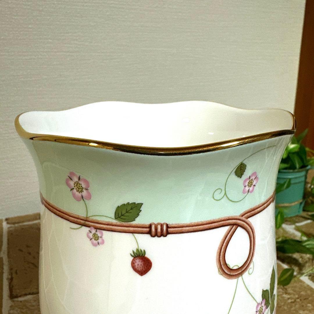 ウェッジウッド　ワイルドストロベリー　花瓶