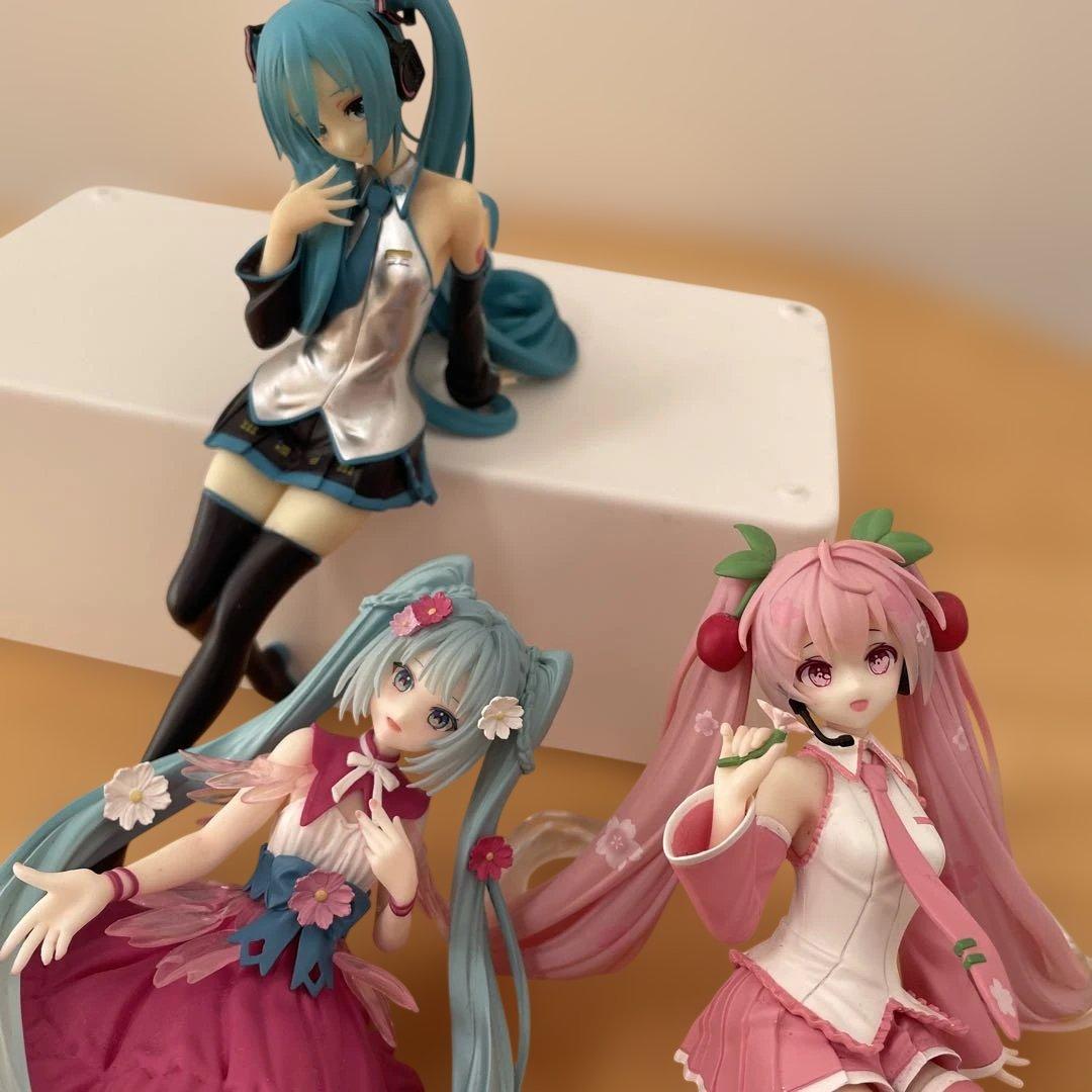 初音ミクフィギュア　肩ズン　缶バッジ