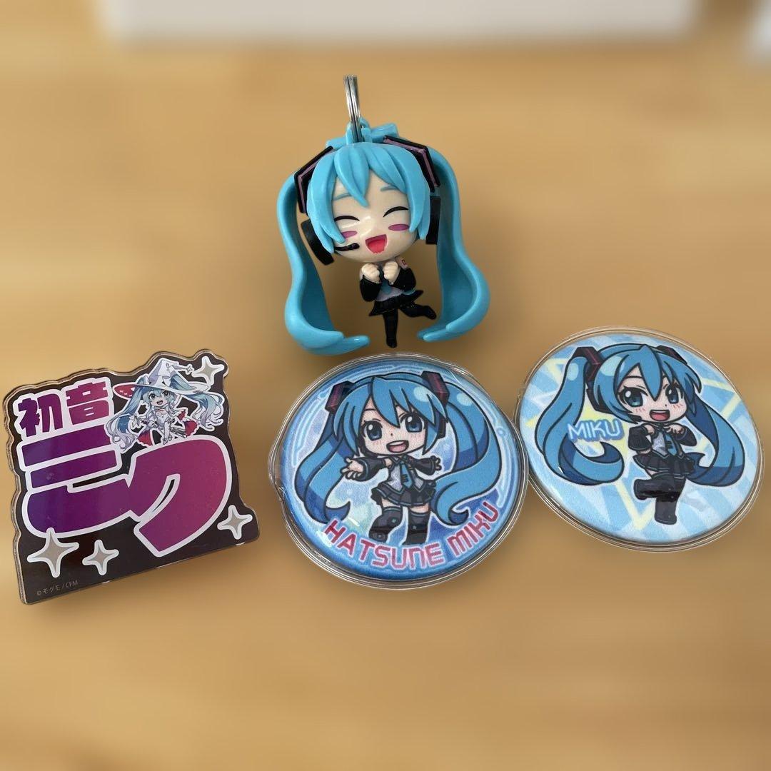 初音ミクフィギュア　肩ズン　缶バッジ