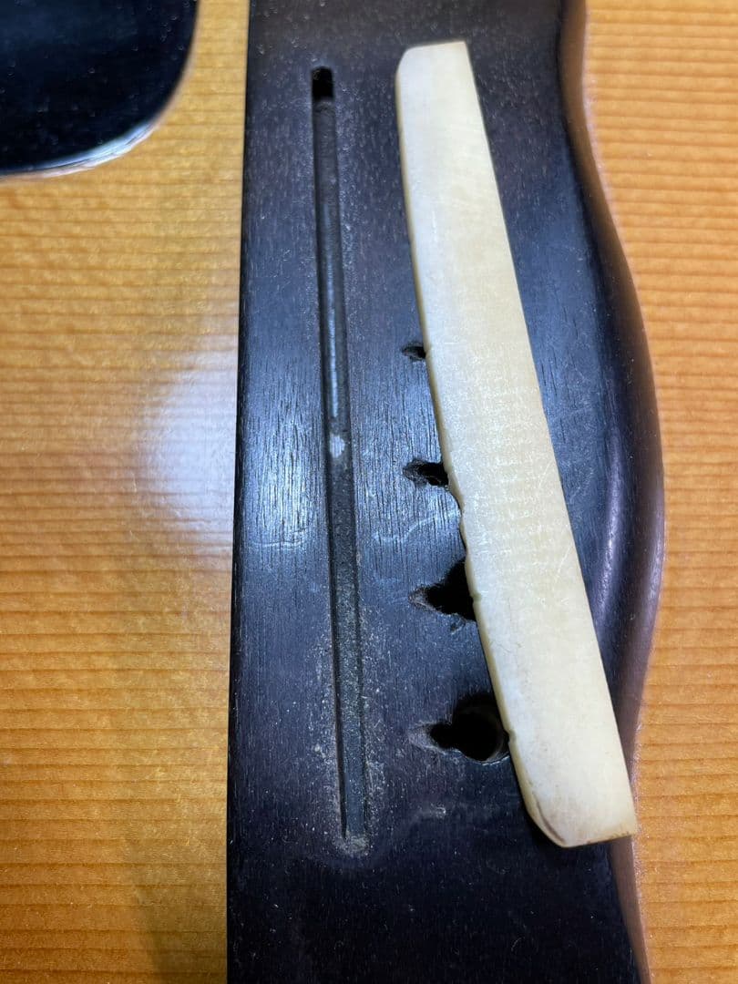 ギルドのアコースティックギターの出品です。