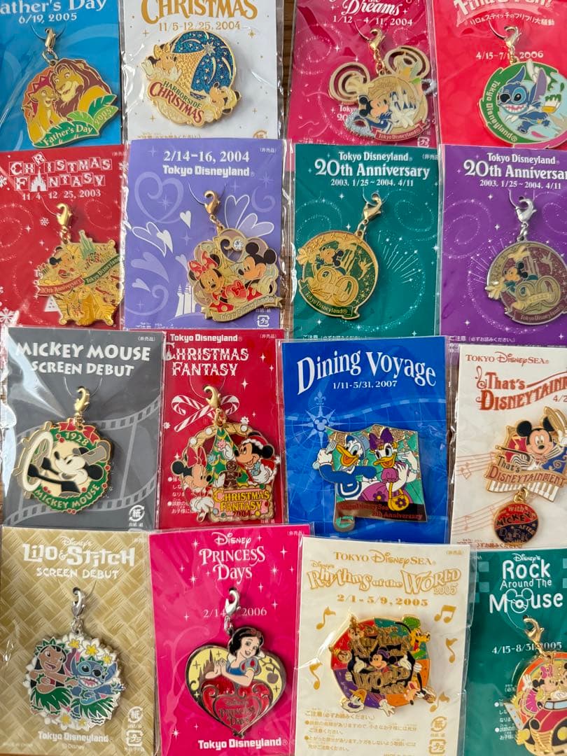 ディズニーランド　ディズニーシー他ピンバッジ 等おまとめ80個