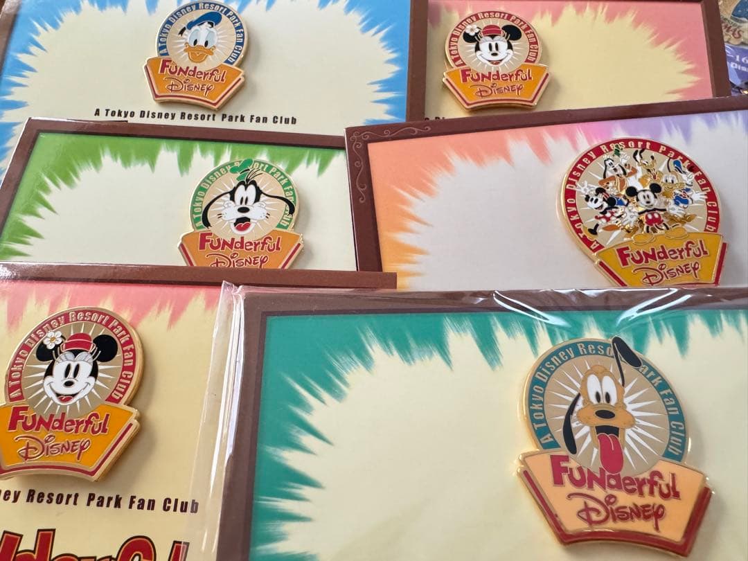 ディズニーランド　ディズニーシー他ピンバッジ 等おまとめ80個