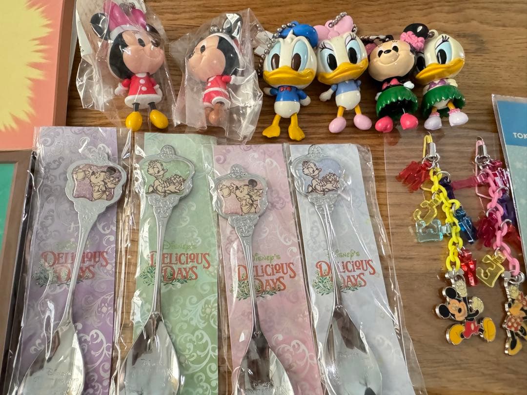 ディズニーランド　ディズニーシー他ピンバッジ 等おまとめ80個