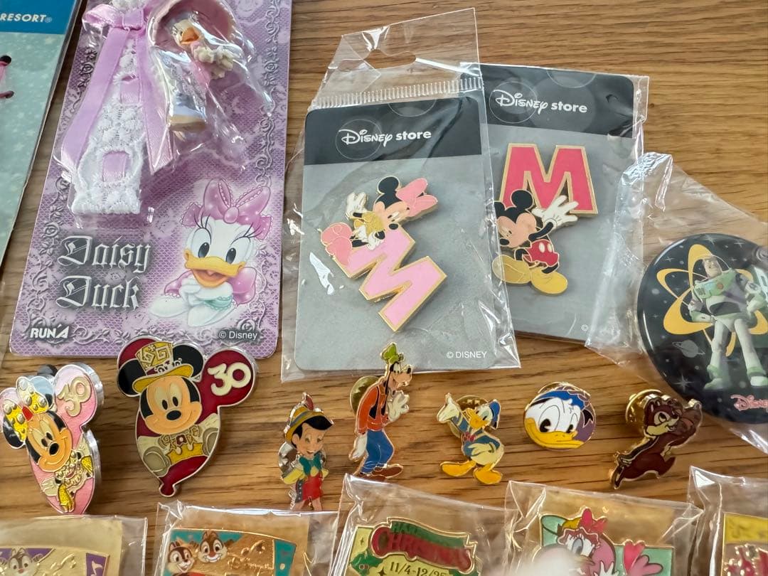 ディズニーランド　ディズニーシー他ピンバッジ 等おまとめ80個
