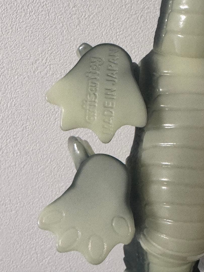 地球盾　蓄光怪獣フィギュア