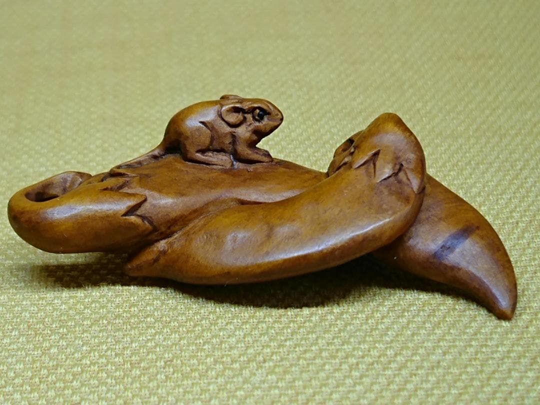 【美品】ネズミ　鼠　根付　木彫　置物　インテリア　工芸品　美術品　A2911