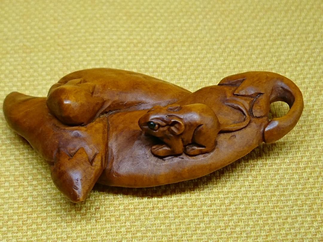 【美品】ネズミ　鼠　根付　木彫　置物　インテリア　工芸品　美術品　A2911