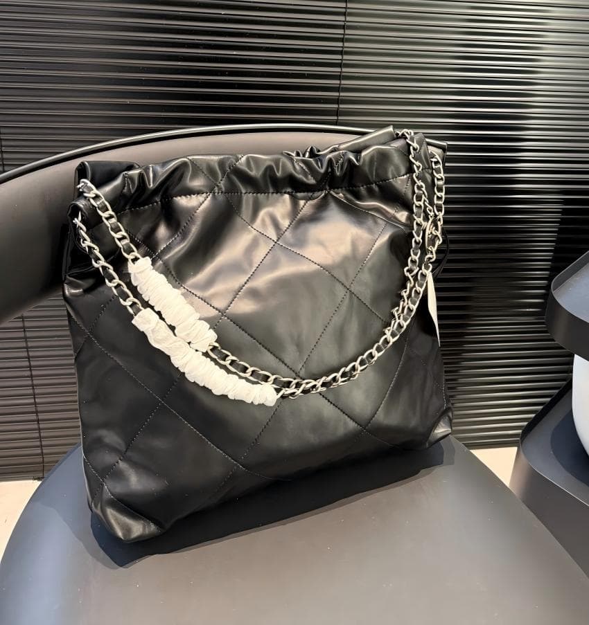 ノベルティ レザー ショルダーバッグ シルバー 金具