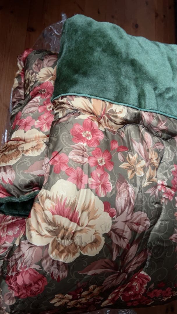 新品）暖か花柄掛け布団　150x210cm