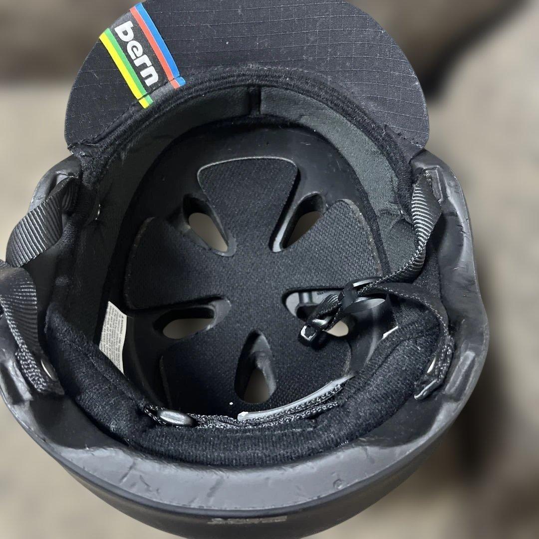 訳ありbernスケボーヘルメットおしゃれs-m51センチ〜54.5センチキッズ