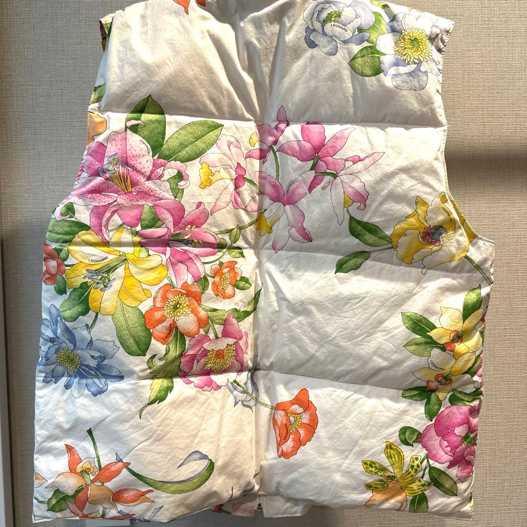 レオナール　パステル　花柄 レディース 軽量　綿の ダウン ベスト ゆったりめ