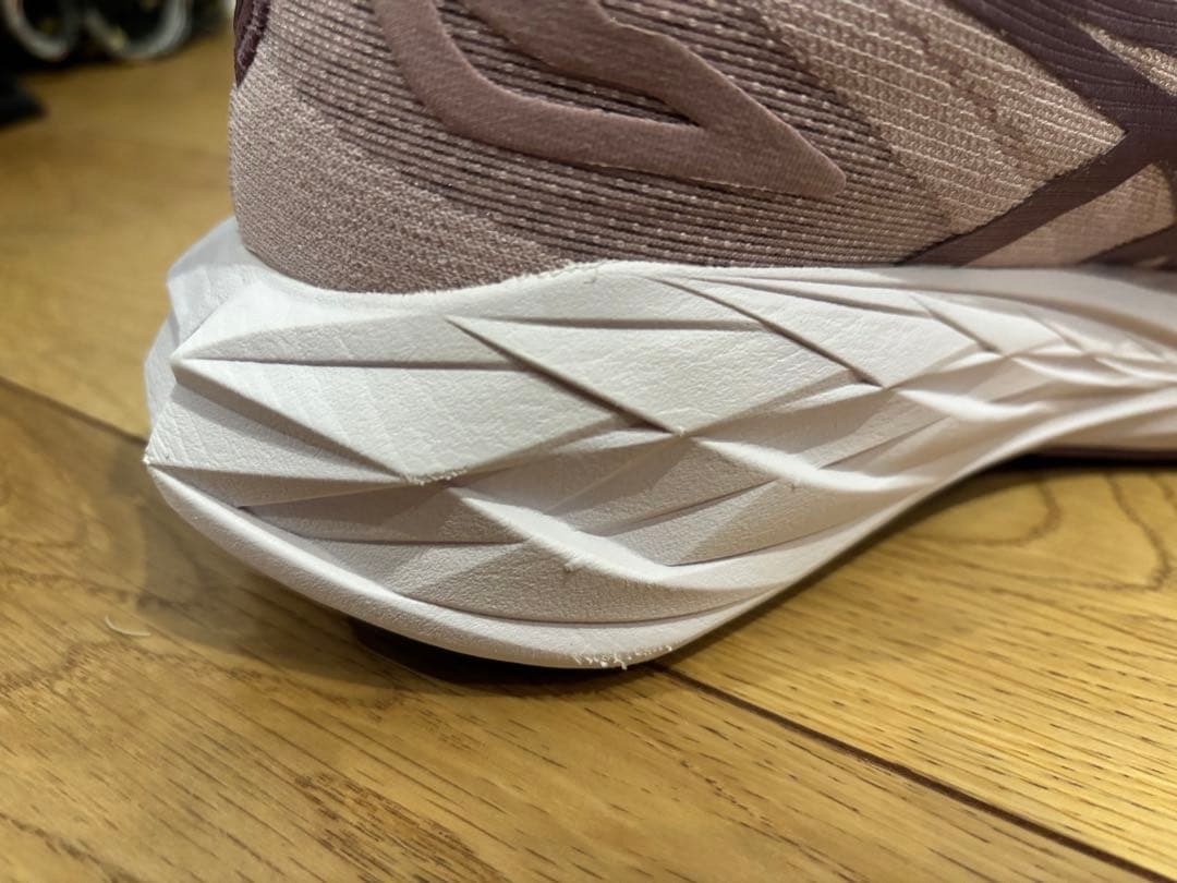 ASICS NOVABLAST4 ランニングシューズ　25.5cm