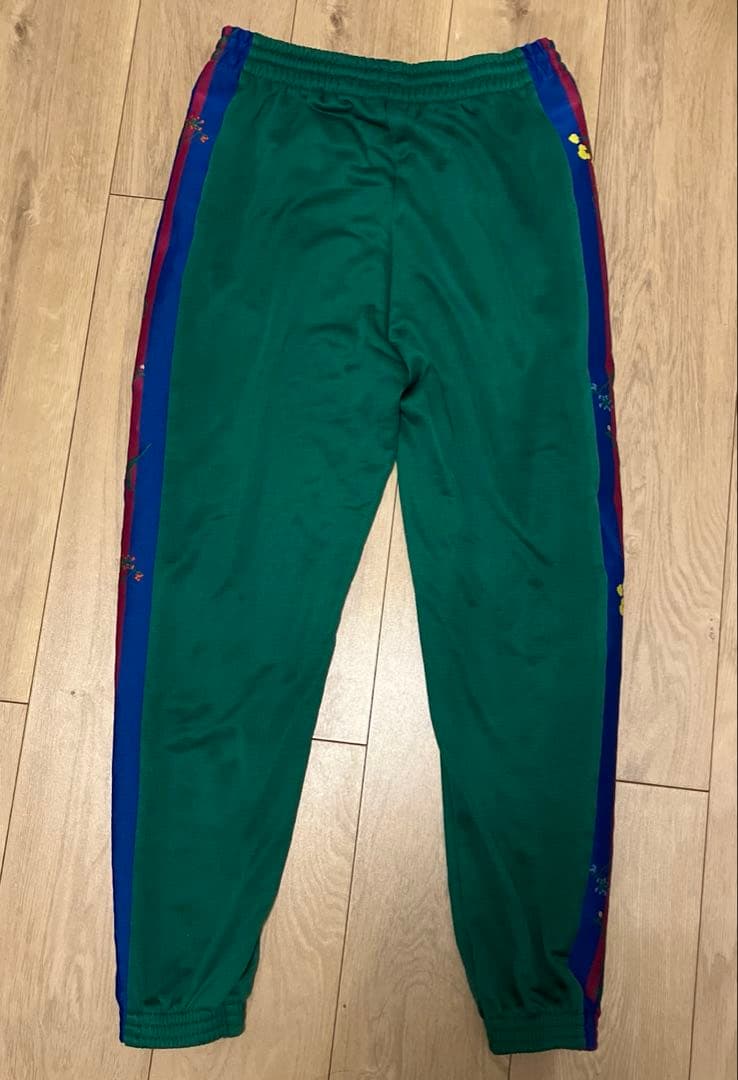 adidas グリーン ジャージパンツ TWICEモモ着用