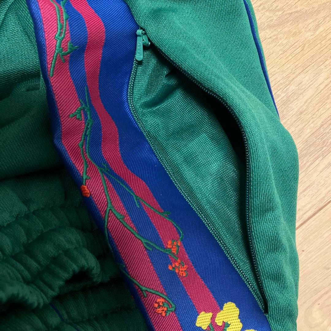 adidas グリーン ジャージパンツ TWICEモモ着用
