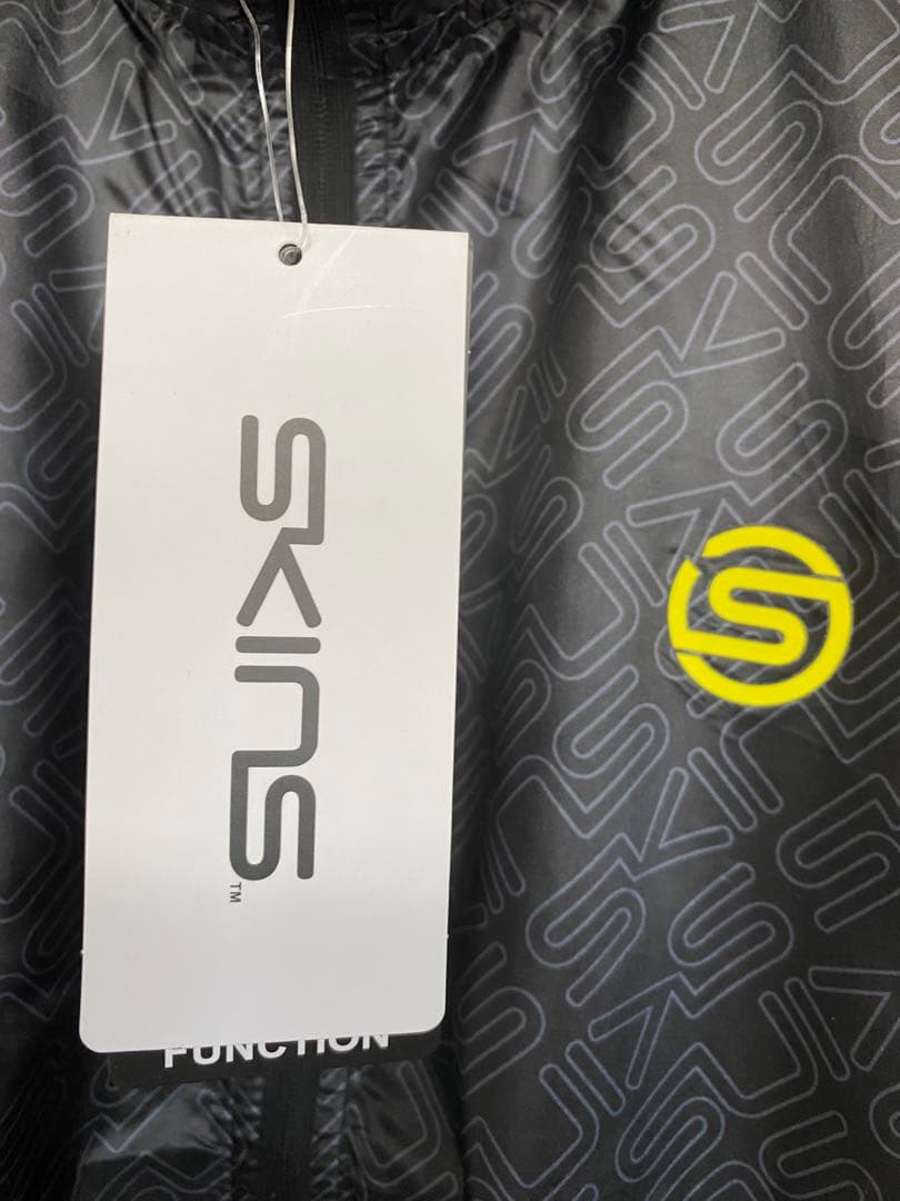スキンズ SKINS 撥水 総柄ロゴ プリントブルゾン トレーニング 筋トレ