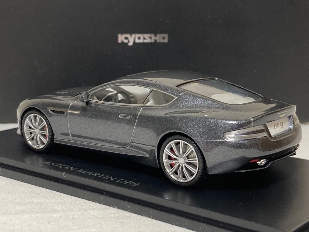 アストンマーティンDB9 メテオライトシルバー　京商製 1/43スケール