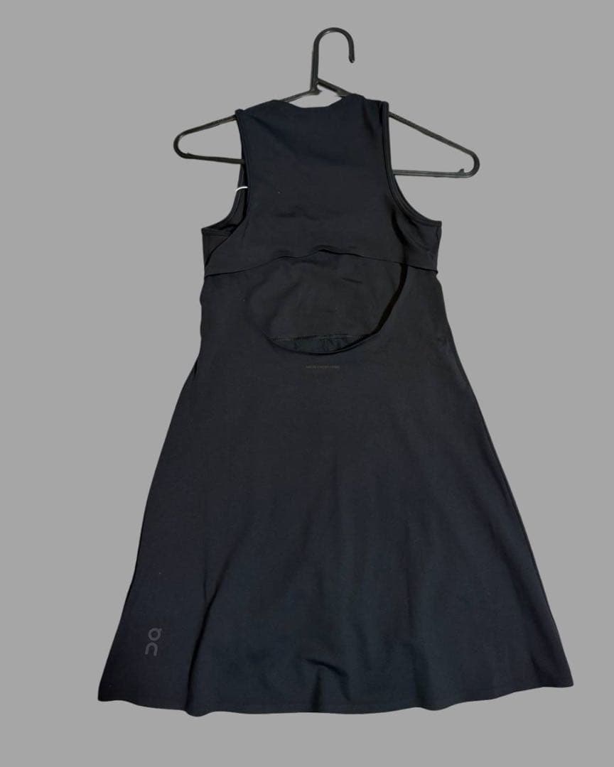 ON Court Dressテニス用 黒 タンクドレス