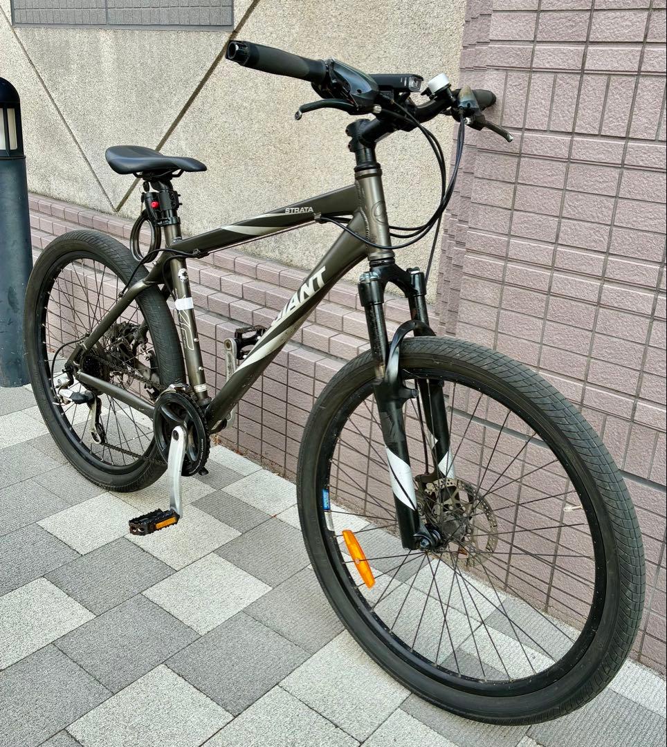 GIANT. STRATAマウンテンバイク　18 24段東京　自転車