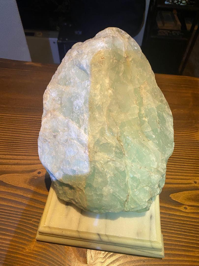 鉱物標本　大きな原石 重量級 台座付き