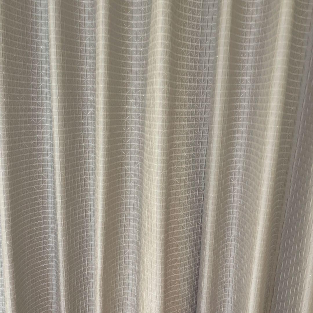 テクスチャー付きベージュカーテン