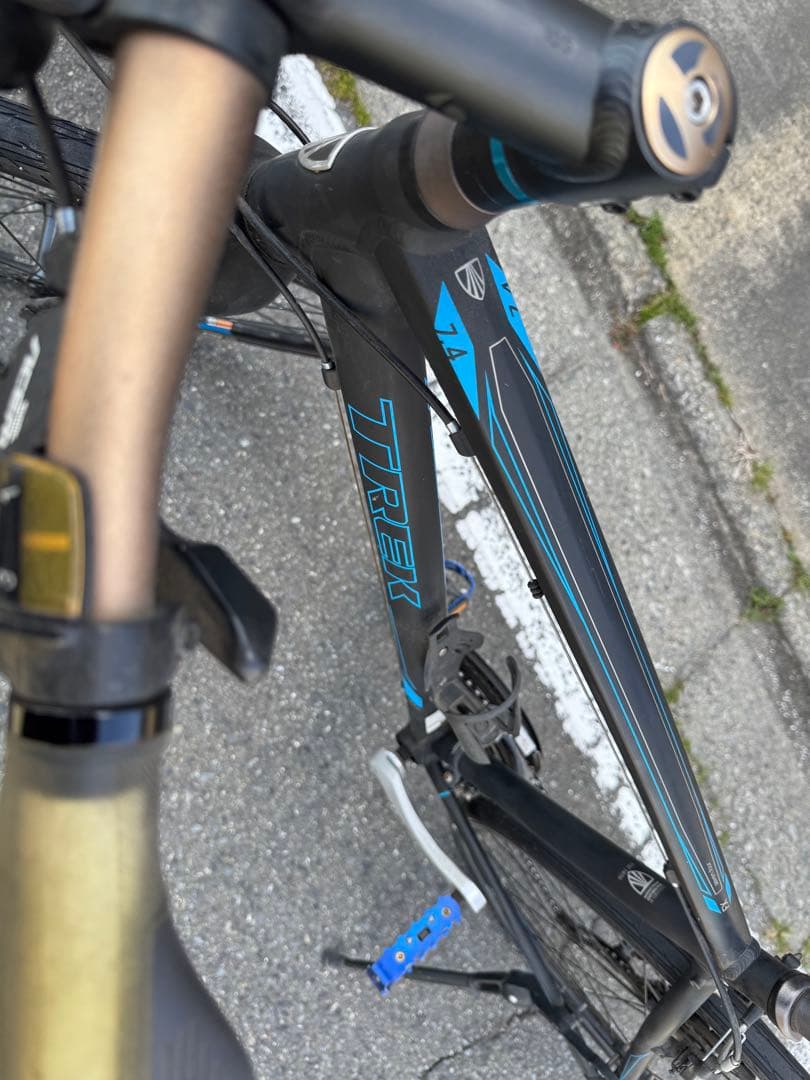 現状走行不可　受け渡し　TREK 7.4FX クロスバイク　黒✖️青