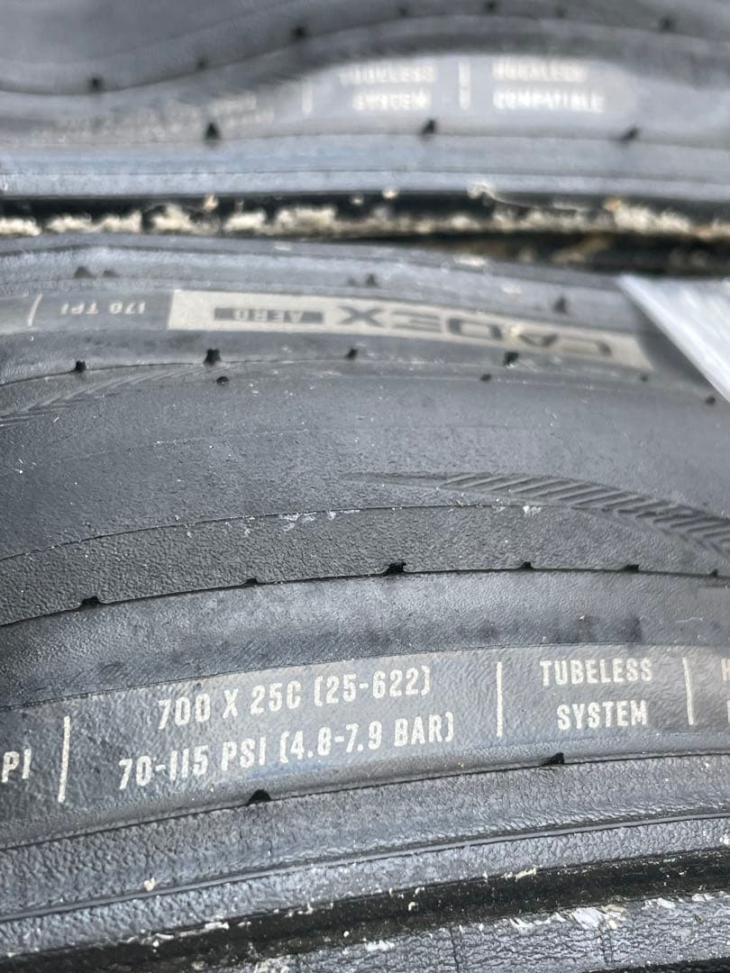 CADEX AERO カデックスホイールに！チューブレスタイヤ　使用わずか