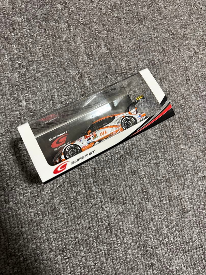 spark au TOM'S GRスープラ　監督、ドライバーサイン入り
