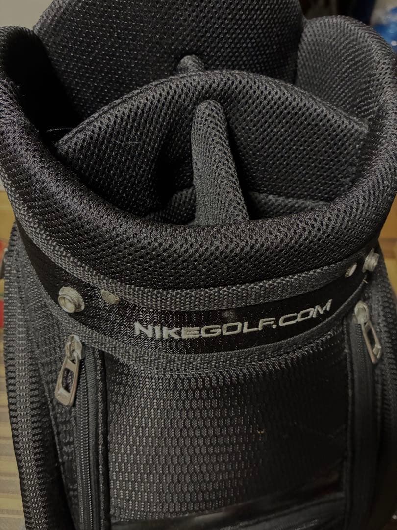 NIKEキャディバッグ　インパクト大のブラック！